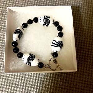 LIKE NEW!! Beautiful black and white beaded bracelet